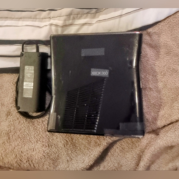 Xbox 360 Console, Kinect, & Controller - Picture 2 of 4